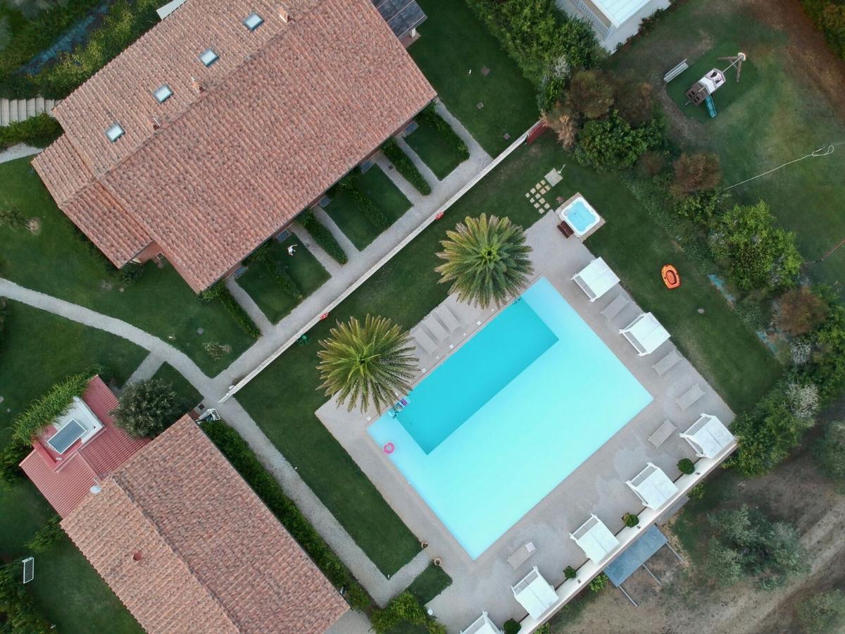 Relais Le Fornacelle Aparthotel Кастането Кардучи Екстериор снимка